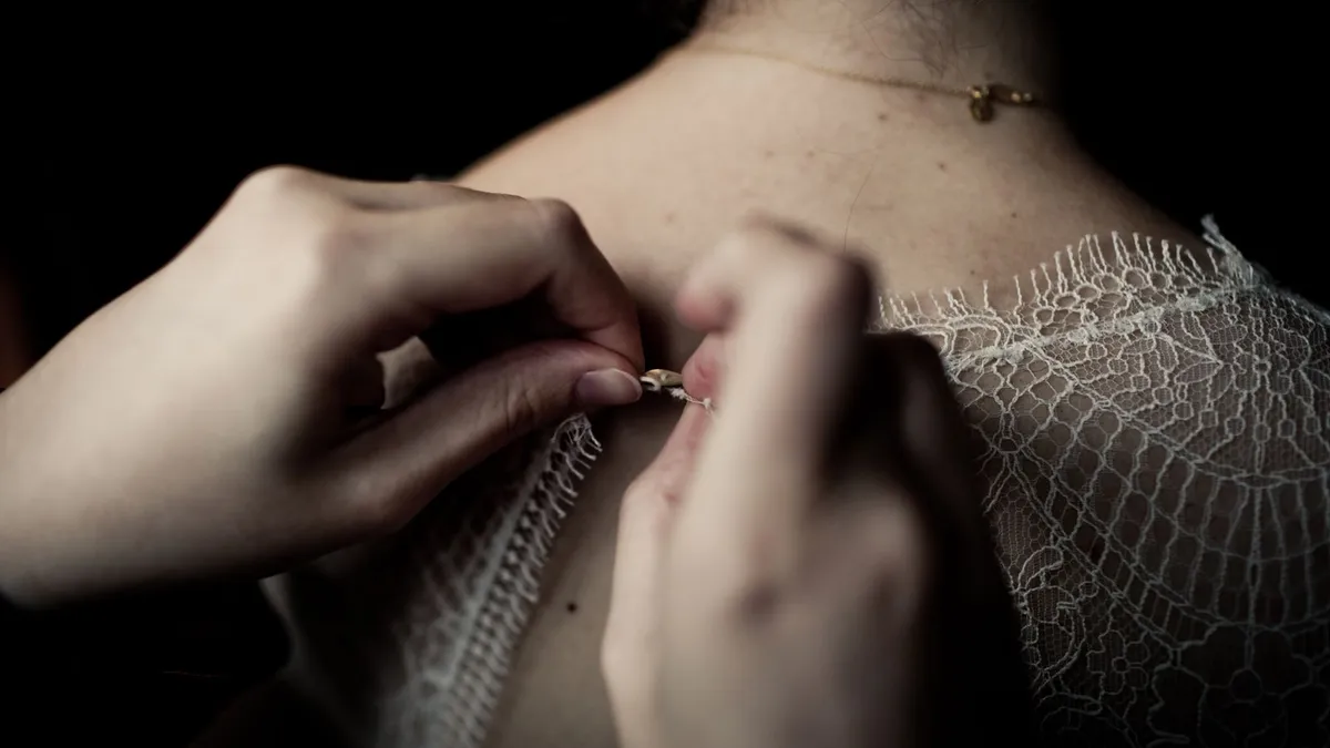 Entretenir et retoucher une robe en dentelle sans abîmer le tissu d'origine ni sa valeur.
